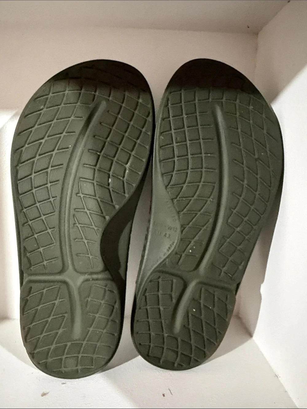 Oofos Ooahh recovery slides olive green Men’s Size 10 Women’s 11